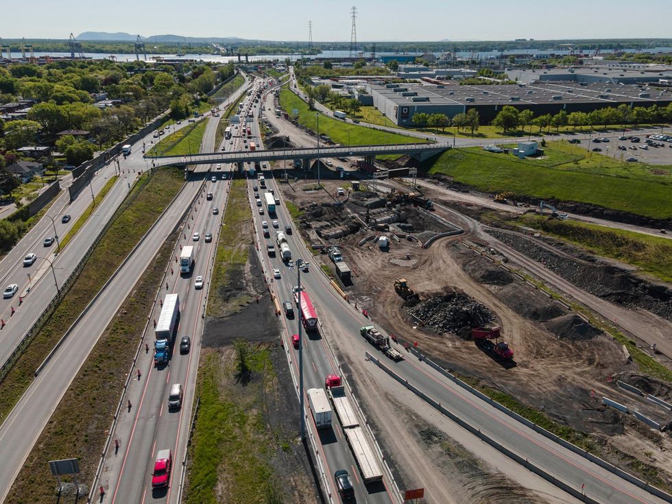 Vue a\u00e9rienne d'un chantier \u00e0 c\u00f4t\u00e9 de l'autoroute.
