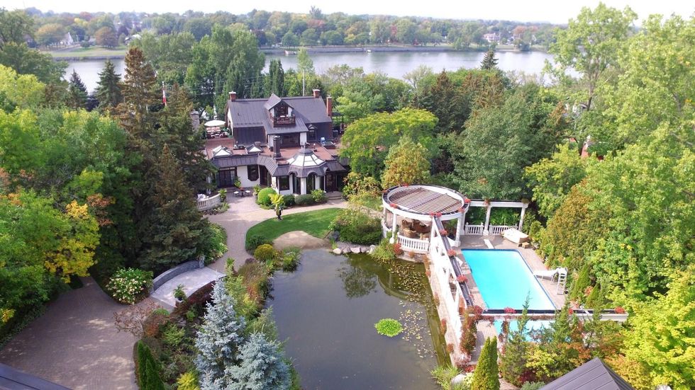 Vue a\u00e9rienne d'une maison \u00e0 vendre \u00e0 Mont-Saint-Hilaire.