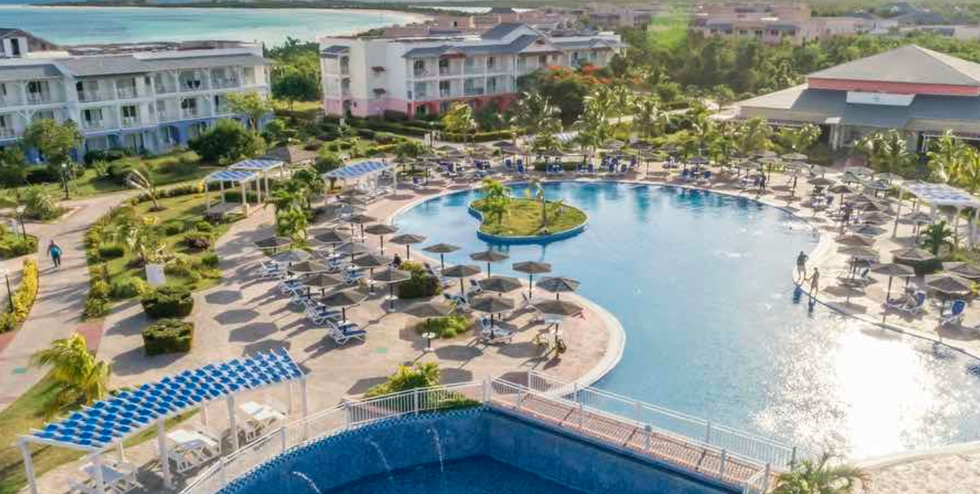 Vue a\u00e9rienne de l'h\u00f4tel, la piscine et la plage du Memories Flamenco Beach Resort de Cayo Coco \u00e0 Cuba.
