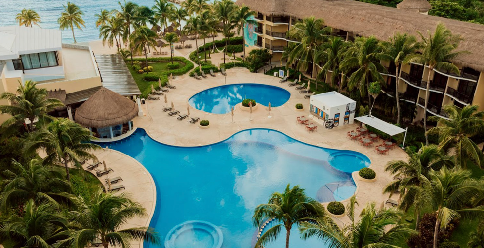Vue a\u00e9rienne de la piscine du Catalonia Yucatan Beach.