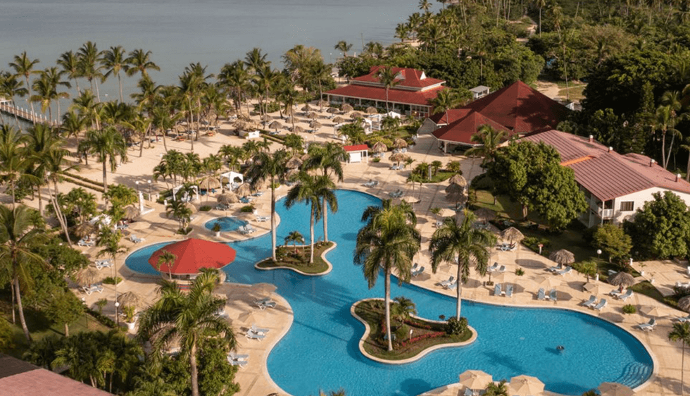 Vue a\u00e9rienne du Bahia Principe Explore La Romana avec sa grande piscine de style lagon.