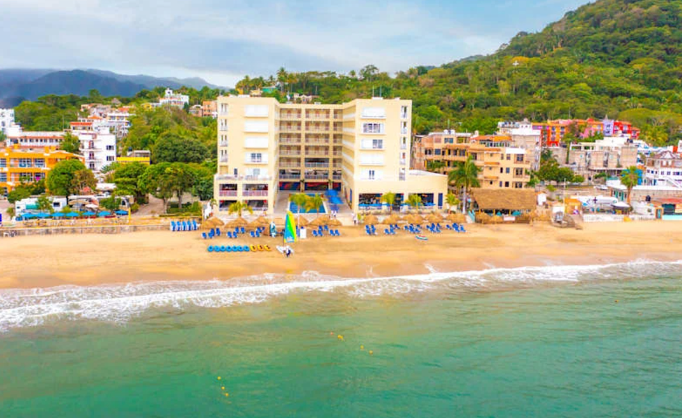 Vue a\u00e9rienne du Decameron La Marina situ\u00e9 directement en bord de mer.