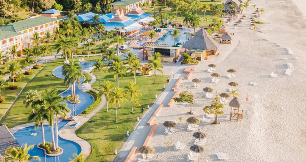 Vue a\u00e9rienne du Grand Decameron Panam\u00e1 \u00e0 Playa Blanca.