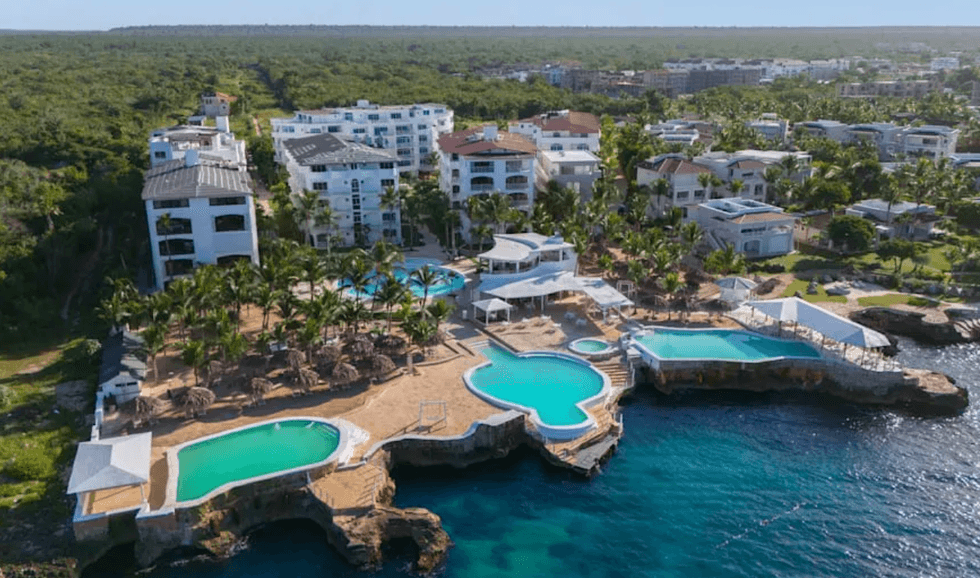Vue a\u00e9rienne du HM Alma de Bayahibe, avec ses quatre piscines en bord de mer.