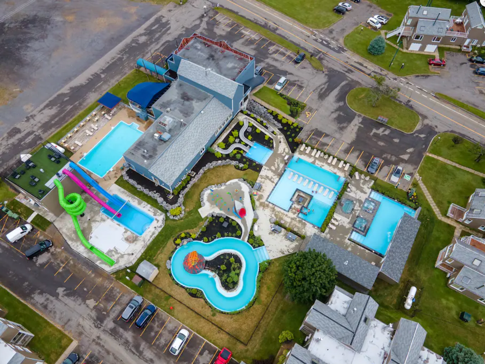 Vue a\u00e9rienne du parc aquatique et des condos.