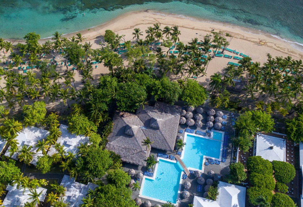 Vue a\u00e9rienne du resort et de la plage du Playabachata Spa Resort en R\u00e9publique dominicaine.