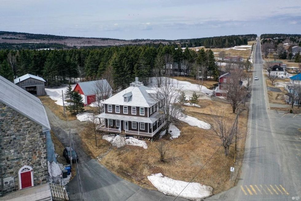 Vue a\u00e9rienne du terrain.