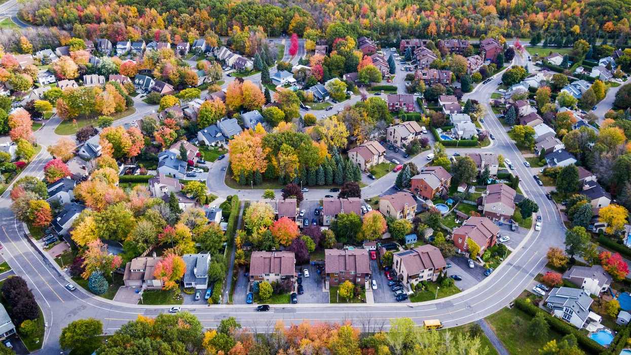 Vue aérienne d'un quartier résidentiel à Montréal.