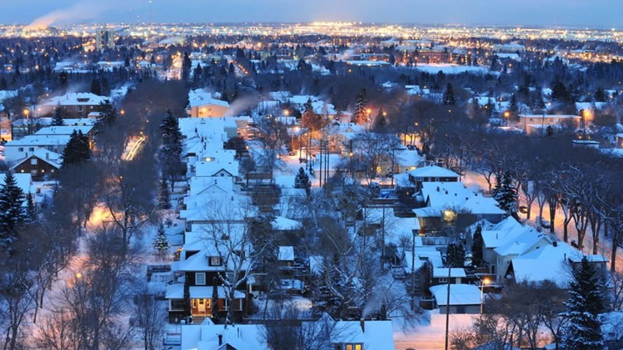 Vue aérienne d'une banlieue enneigée en hiver au Québec.