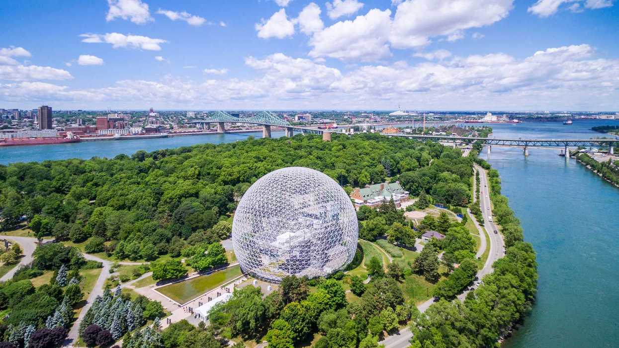 Vue aérienne de Montréal en été, incluant la Biosphère et le pont Jacques-Cartier.