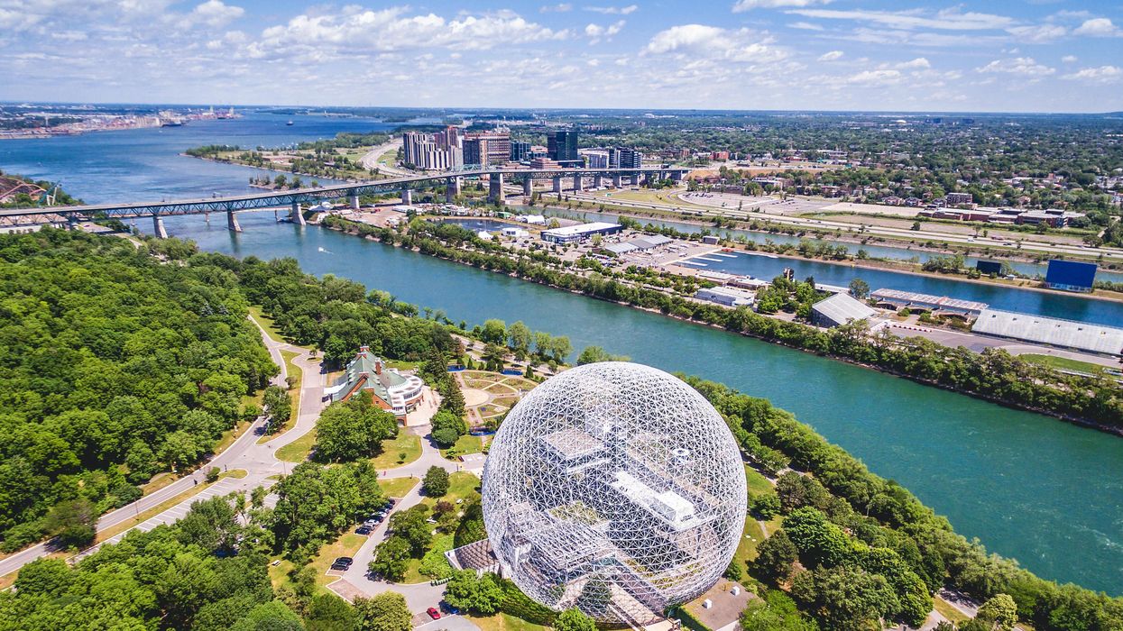 Vue aérienne de Montréal pendant une journée ensoleillée.
