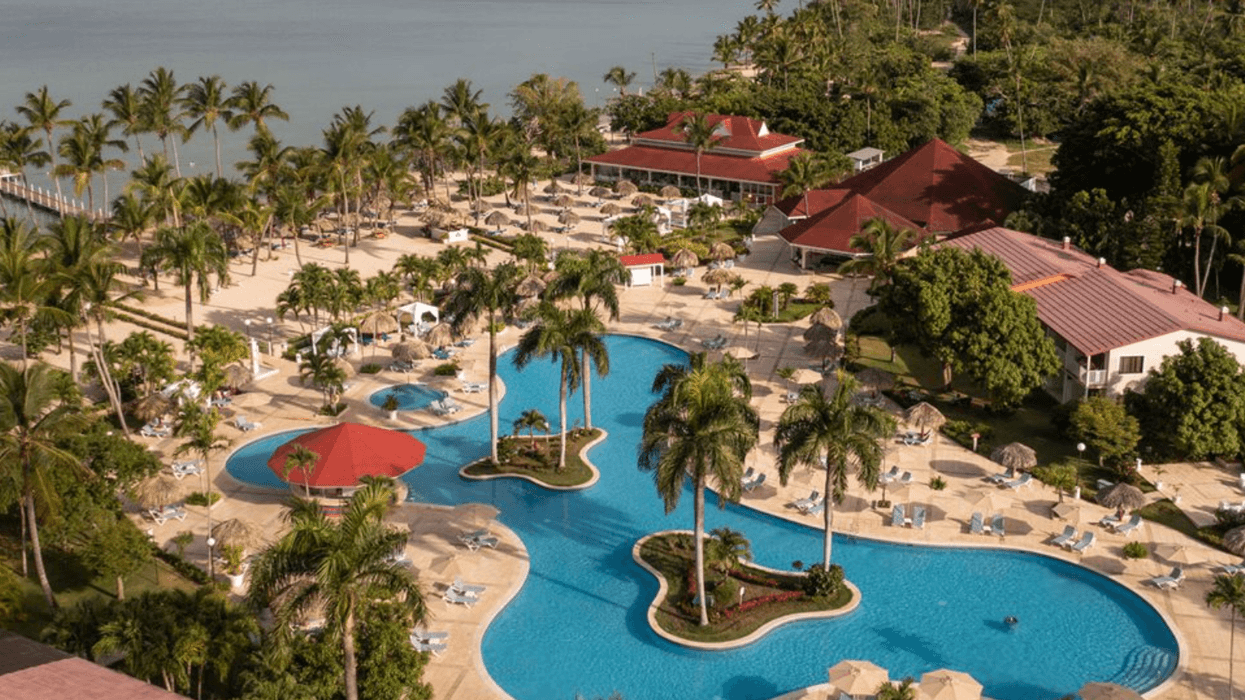 Vue aérienne du Bahia Principe Explore La Romana avec sa grande piscine de style lagon.