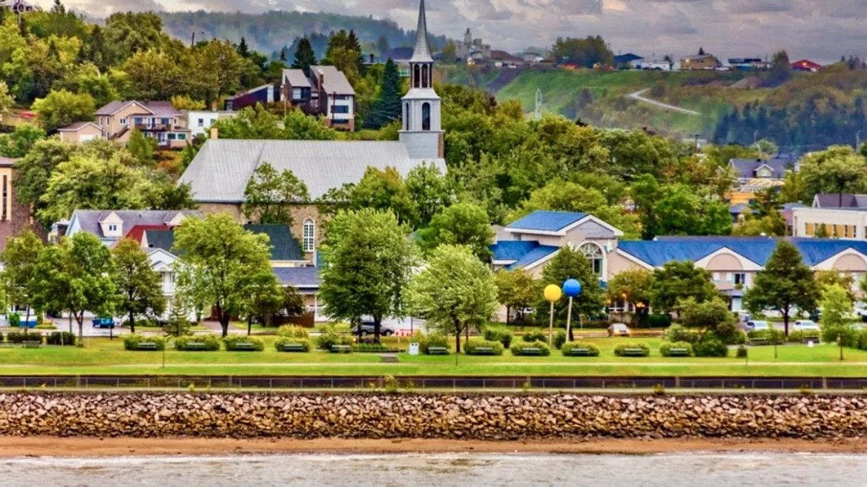 Vue d'ensemble de la Ville de Saguenay avec l'église.