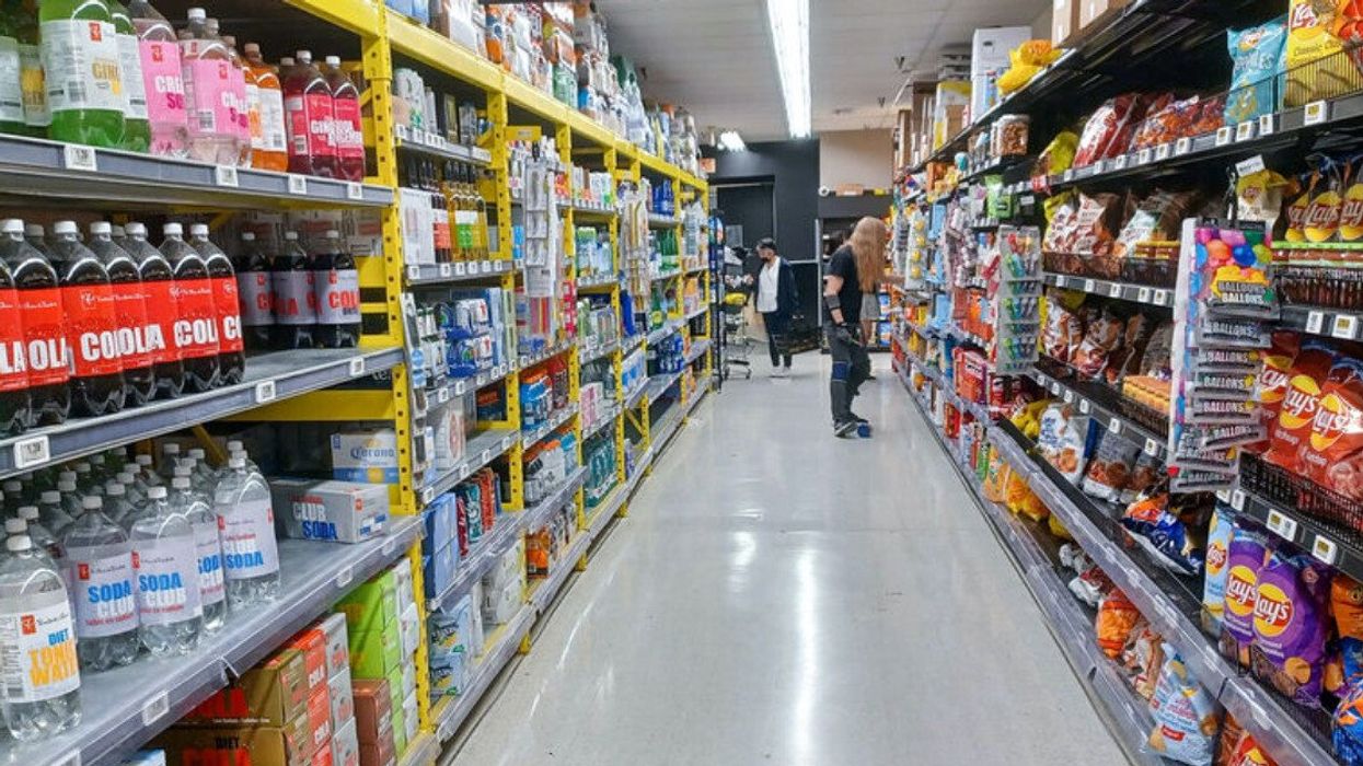 Vue d'une allée d'épicerie au Canada avec de la clientèle.
