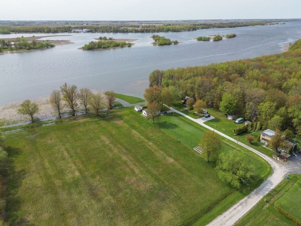 Vue de haut du terrain et de la maison devant la rivi\u00e8re Richelieu.\u200b