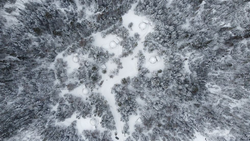 vue de haut sur 5 d\u00f4mes en hiver avec des sentiers eneig\u00e9s