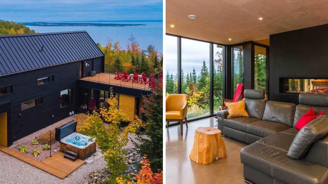 Vue de l'extérieur du chalet à louer à Charlevoix avec terrasse et spa. Droite : Le salon meublé avec vue du la forêt à partir des grandes fenêtres au chalet à louer à Charlevoix.
