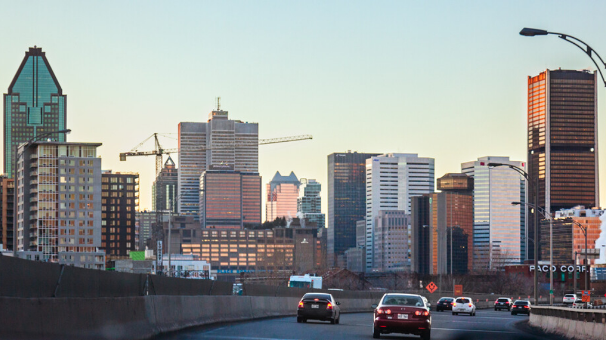 Vue de la ville de Montréal à partir d'un autoroute.