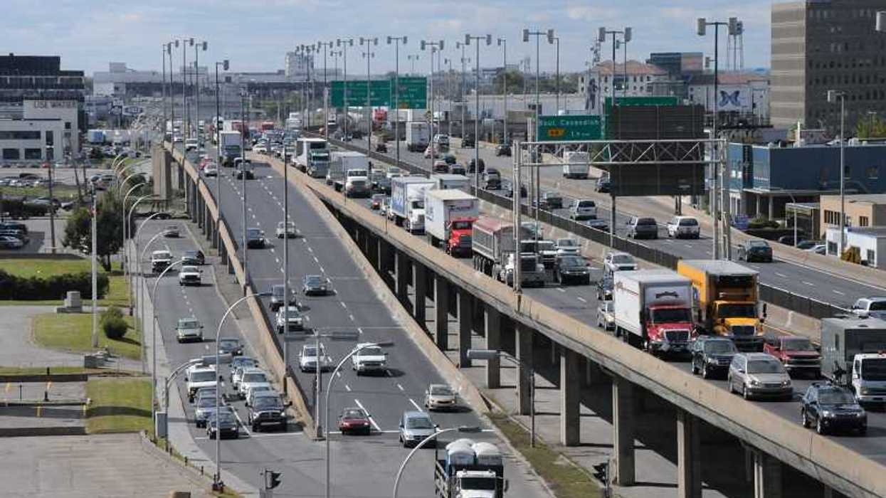 Vue de l’autoroute 40 à l’est de l’échangeur Côte-de-Liesse.