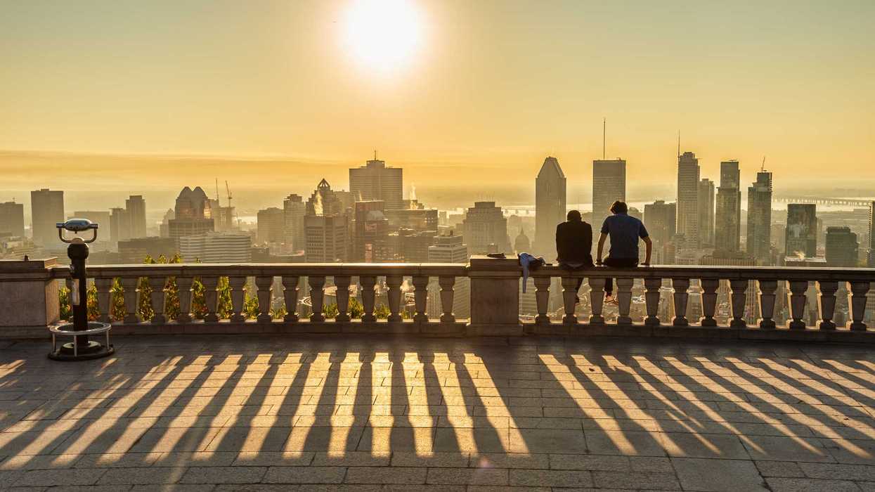 Vue de Montréal depuis le belvédère Kondiaronk au lever du soleil.