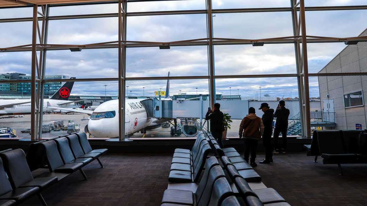 Vue sur l'extérieur de l'aéroport de Montréal.