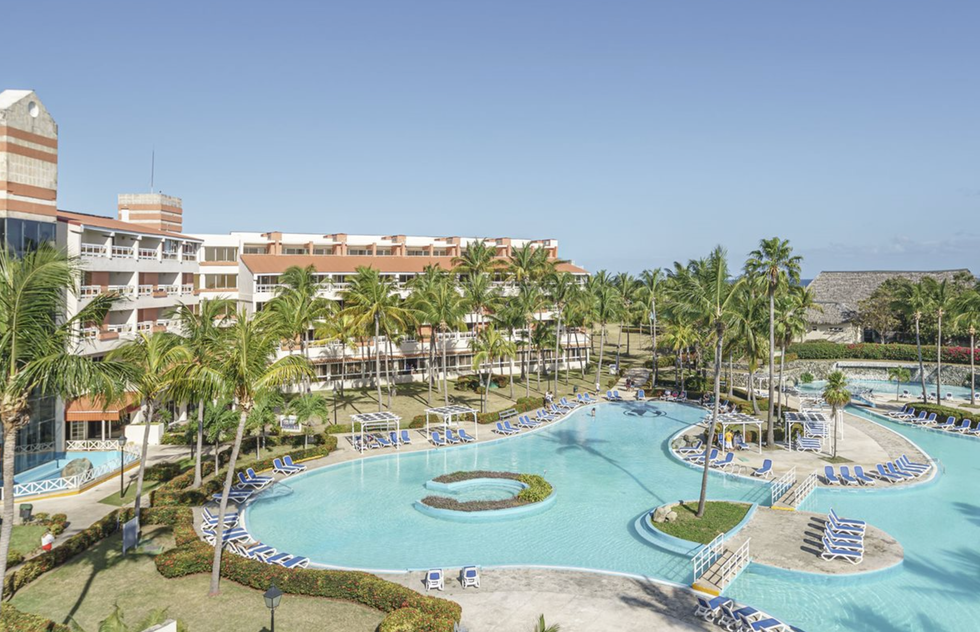 Vue sur la piscine du complexe Occidental Arenas Blancas.