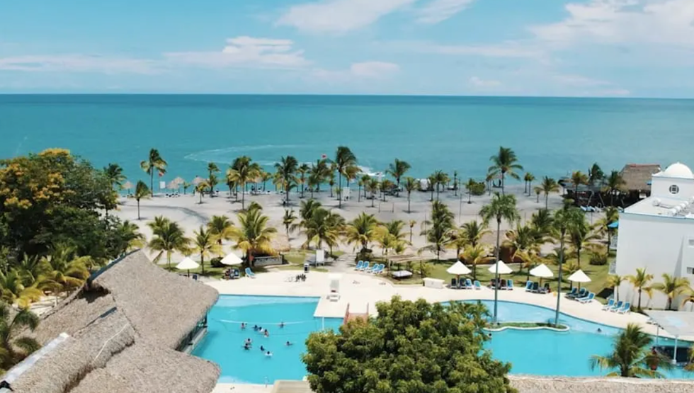 Vue sur la piscine et la plage du Playa Blanca Hotel And Resort Panama.