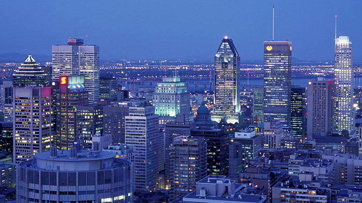 Vue sur le centre-ville de Montréal illuminé à la tombé du jour.