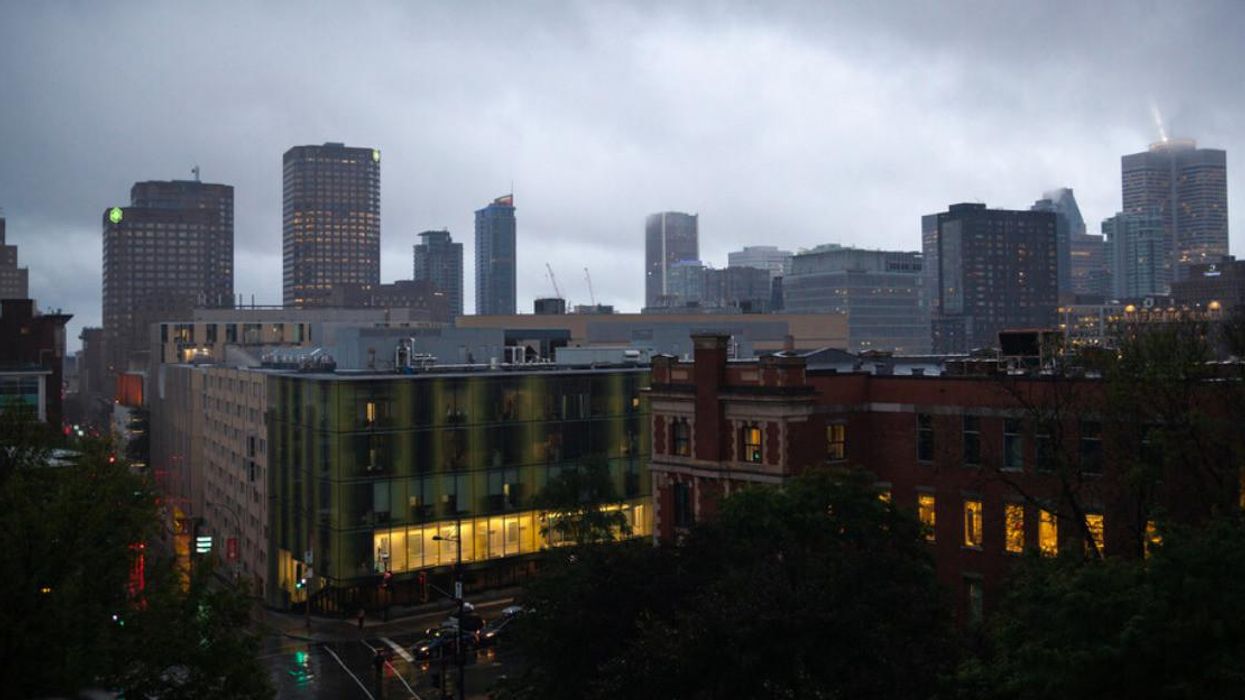 Vue sur le centre-ville de Montréal sous la pluie.