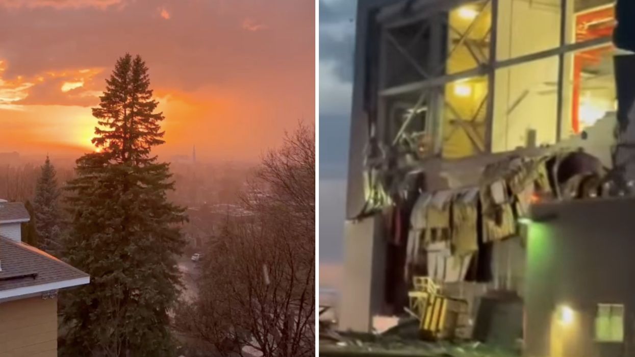 Vue sur le ciel rosé en pleine tempête. À droite : un hangar.