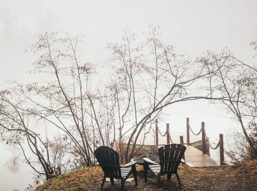 Vue sur le lac embrum\u00e9 d'un chalet \u00e0 Saint-Calixte.