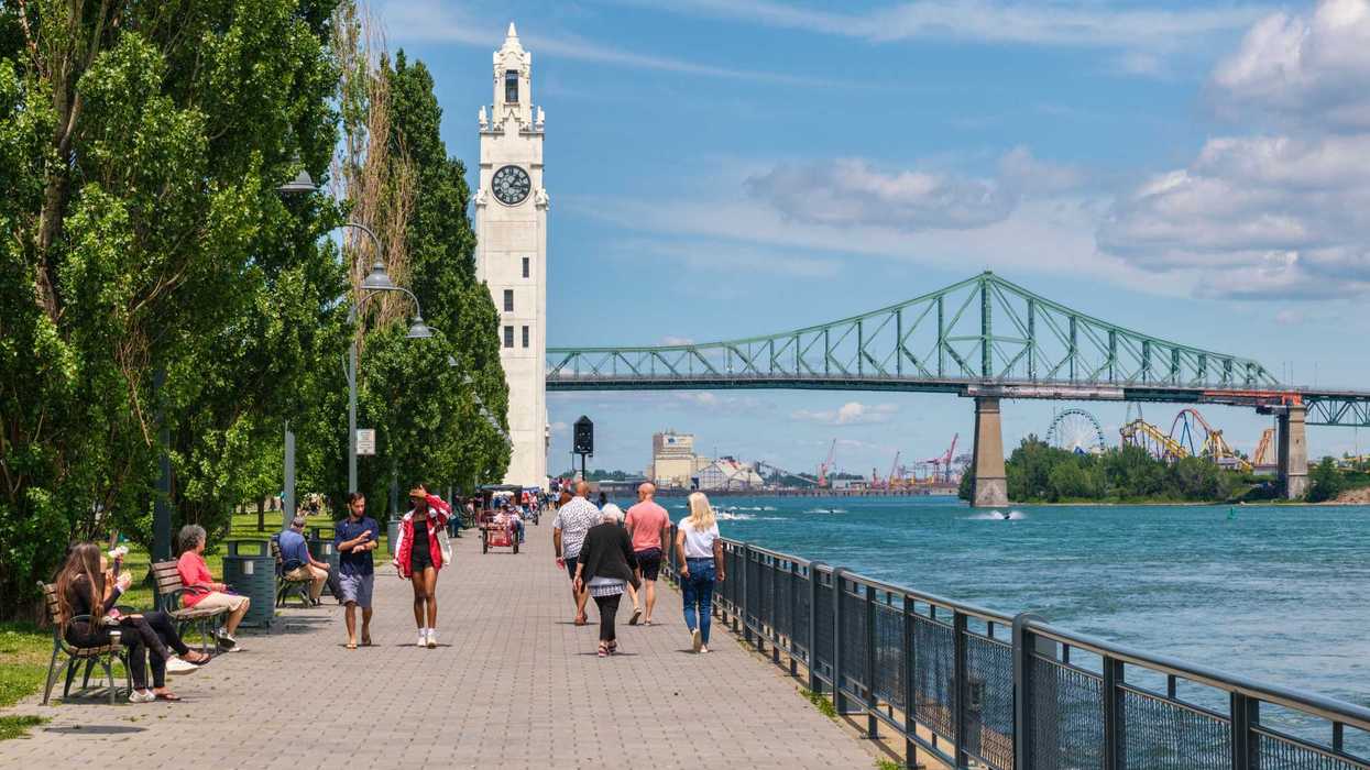 Vue sur le pont Jacques-Cartier à partir du quai de l'Horloge du Vieux-Port de Montréal.