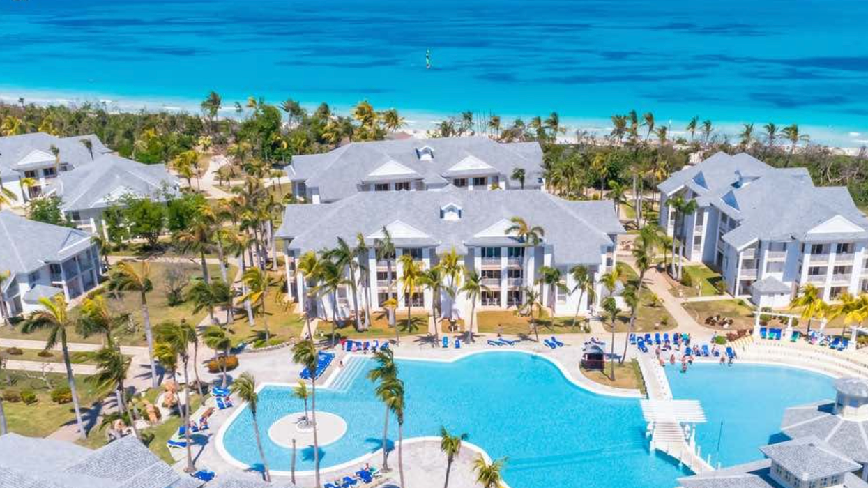 Vue sur les établissements, la piscine et la plage de l'hôtel Melia Peninsula Varadero.