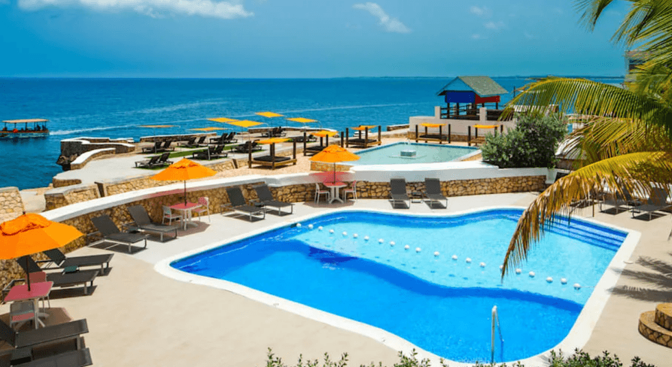 Vue sur les falaises et la mer des Cara\u00efbes au Samsara Cliff Resort \u00e0 Negril, en Jama\u00efque.
