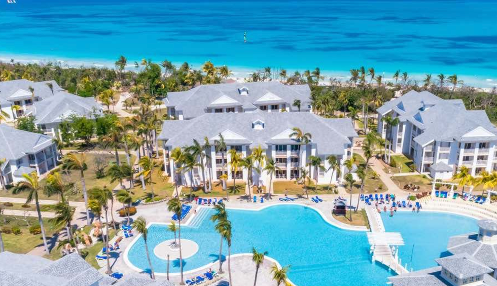 Vue sur les \u00e9tablissements, la piscine et la plage de l'h\u00f4tel Melia Peninsula Varadero.
