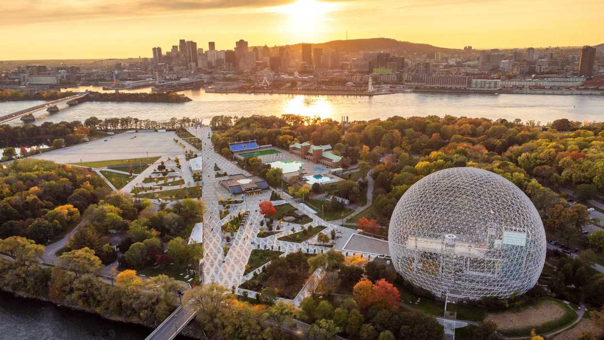 Vue sur Montréal au coucher du soleil en automne.