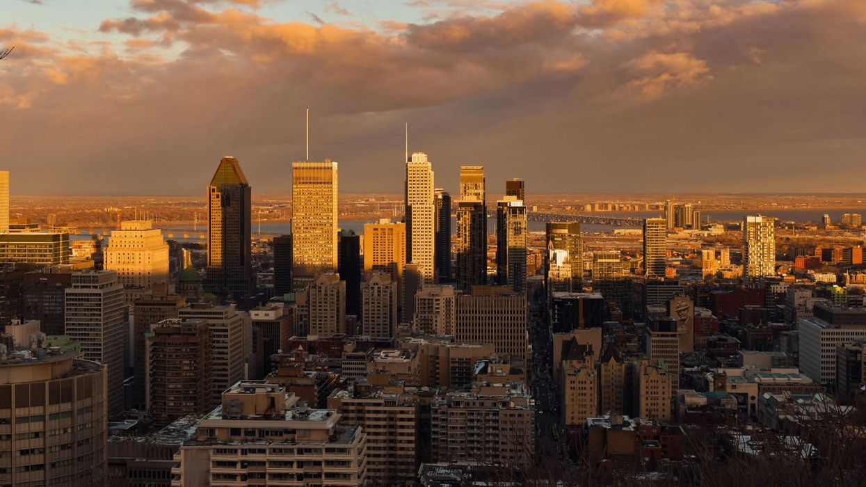 Vue sur Montréal au levé du soleil.
