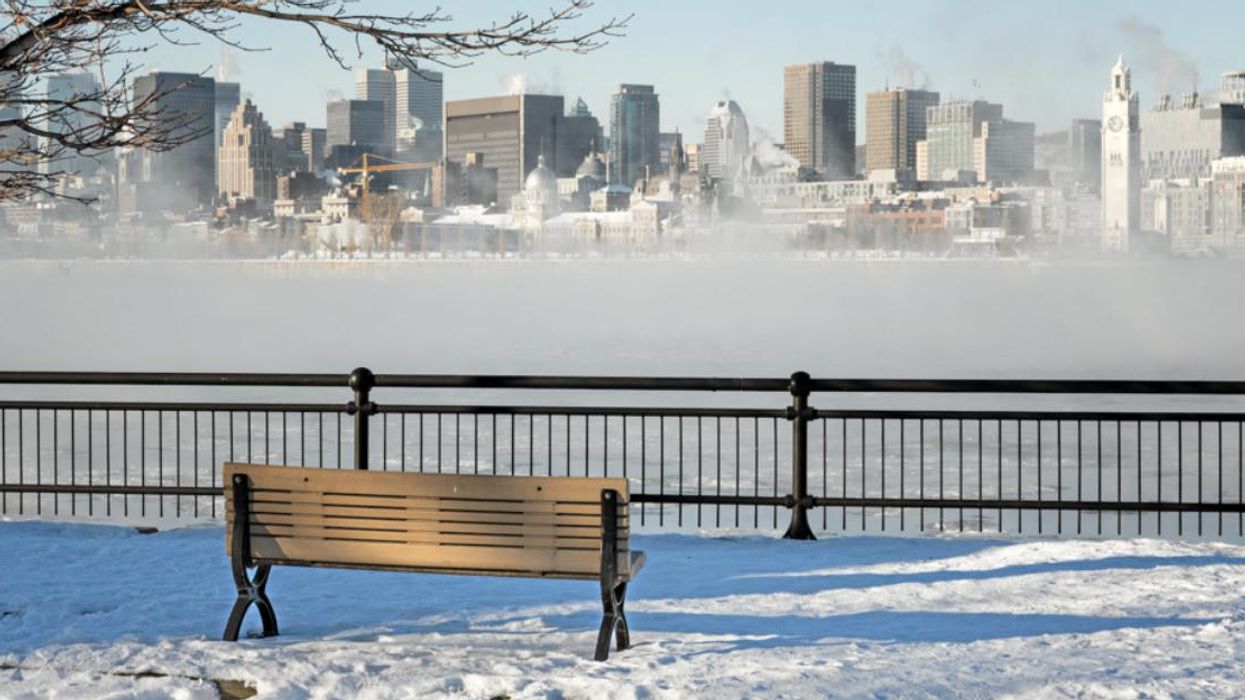 Vue sur Montréal de l'autre bord du fleuve.