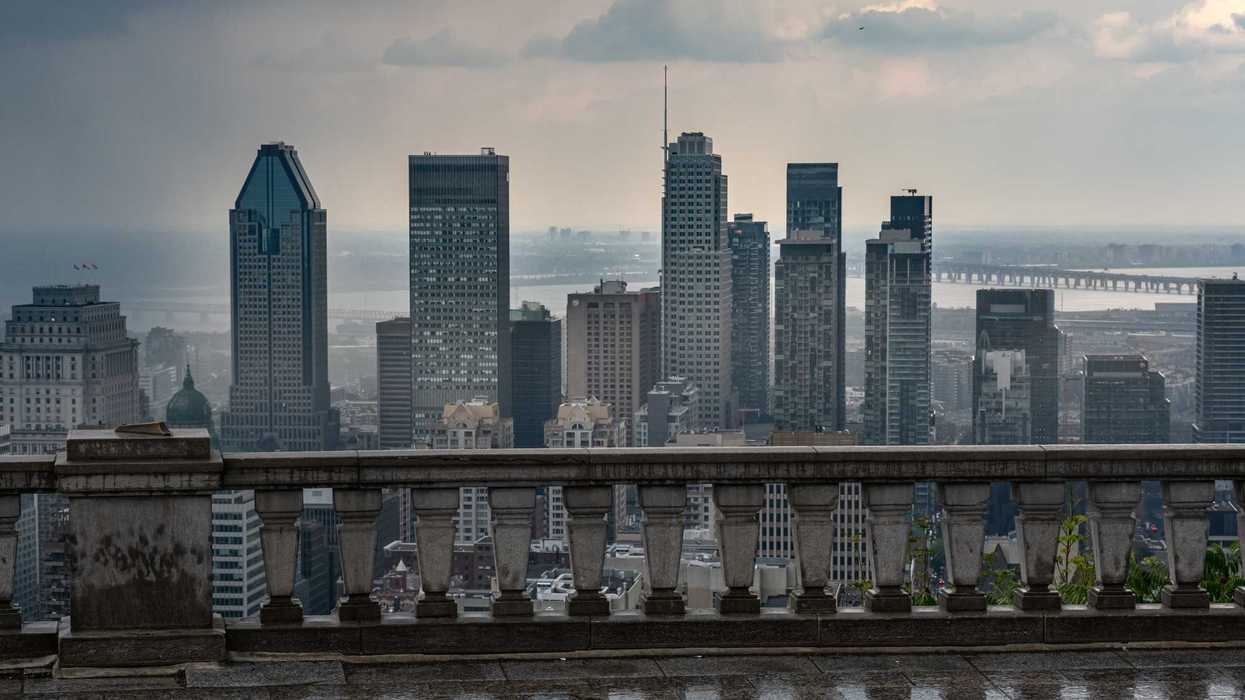 Vue sur Montréal sous la pluie.