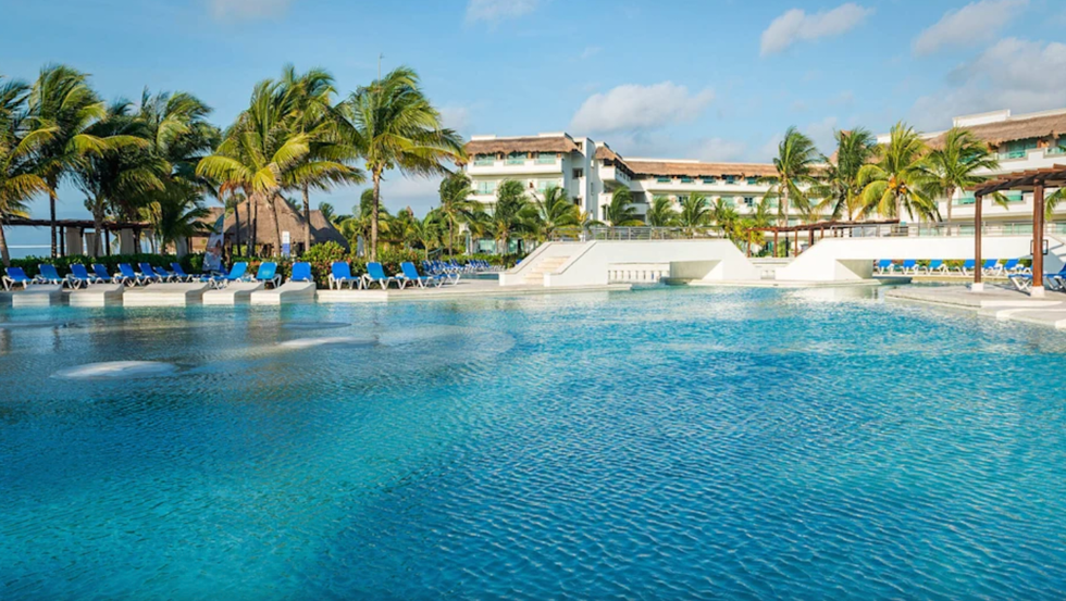 Vue \u00e0 partir d'une piscine du Bluebay Grand Esmeralda au Mexique.