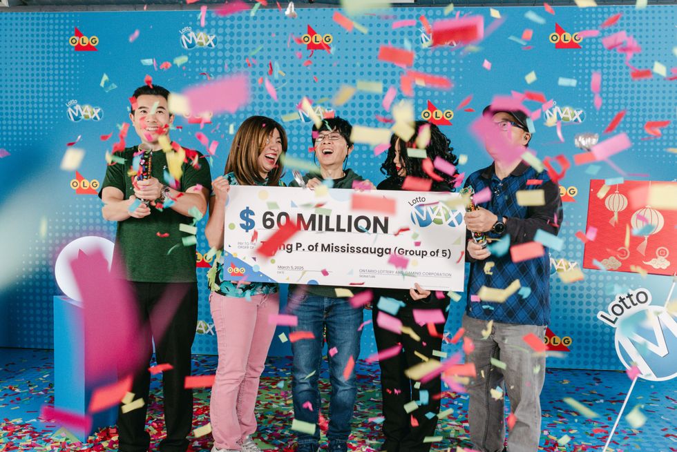 winners Phong Phan, Trang Pham, Thuc Le, Suong Tran, and Zou Hsieh with a lotto mx cheque