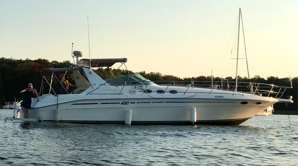 Yacht pour dix personnes.