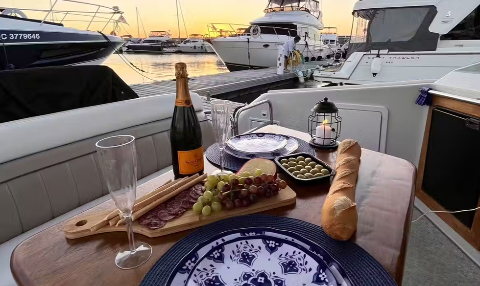 Yacht pour dix personnes.