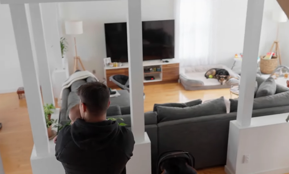 Yannick et Logan devant le salon.