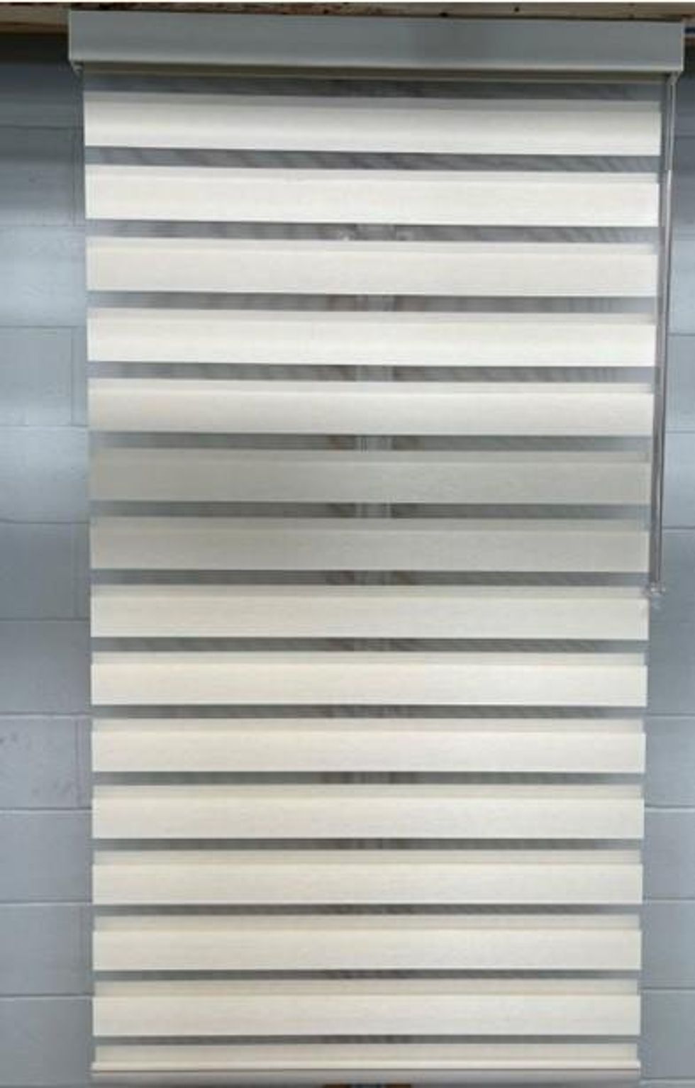 Zebra blinds and roller blinds equipped with a chain and cord shield from Les stores Ameuriq.