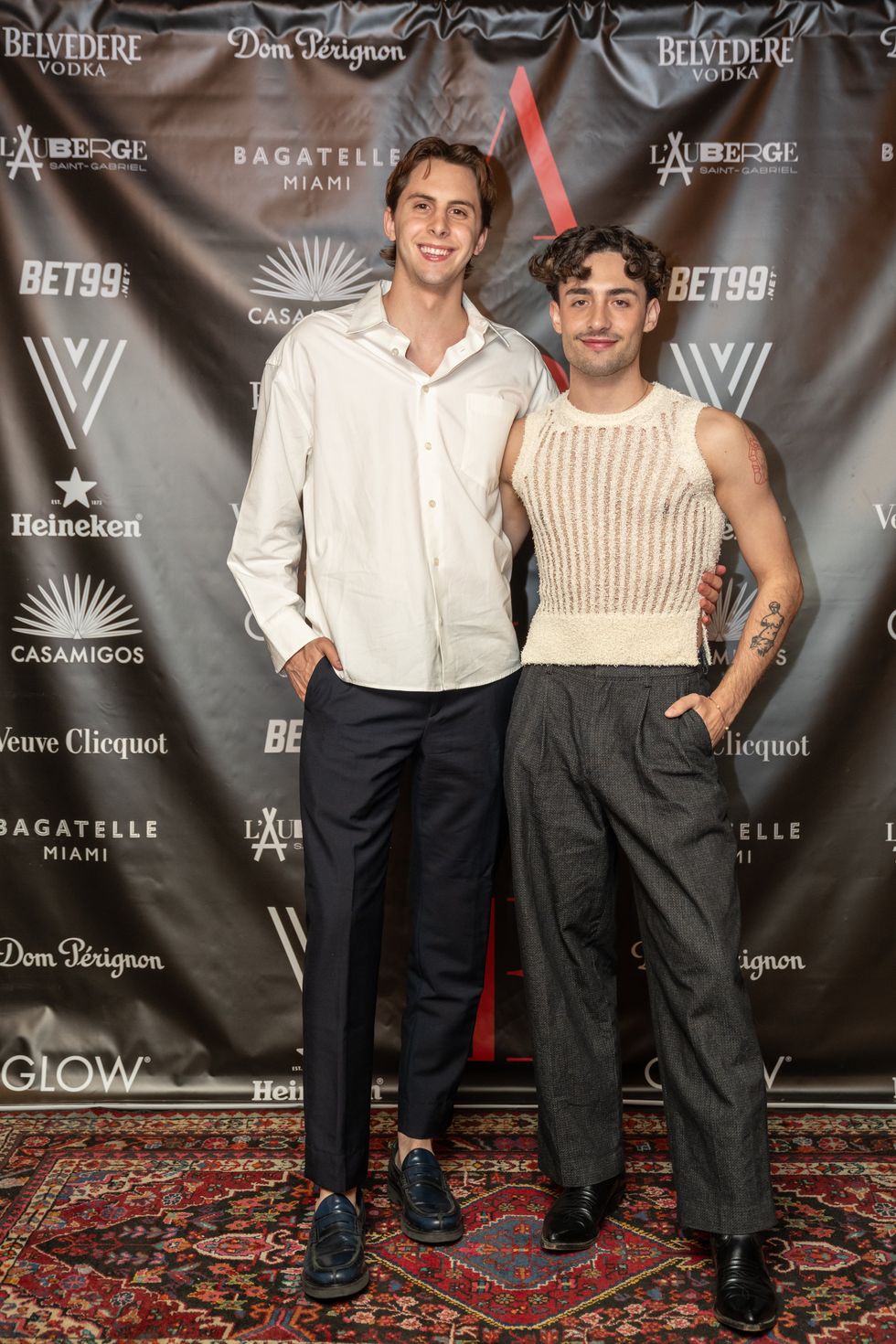 Zo\u00e9 Duval et son copain Joshua au tapis rouge de L'Auberge Saint-Gabriel pour les festivit\u00e9s du Grand Prix de la F1.
